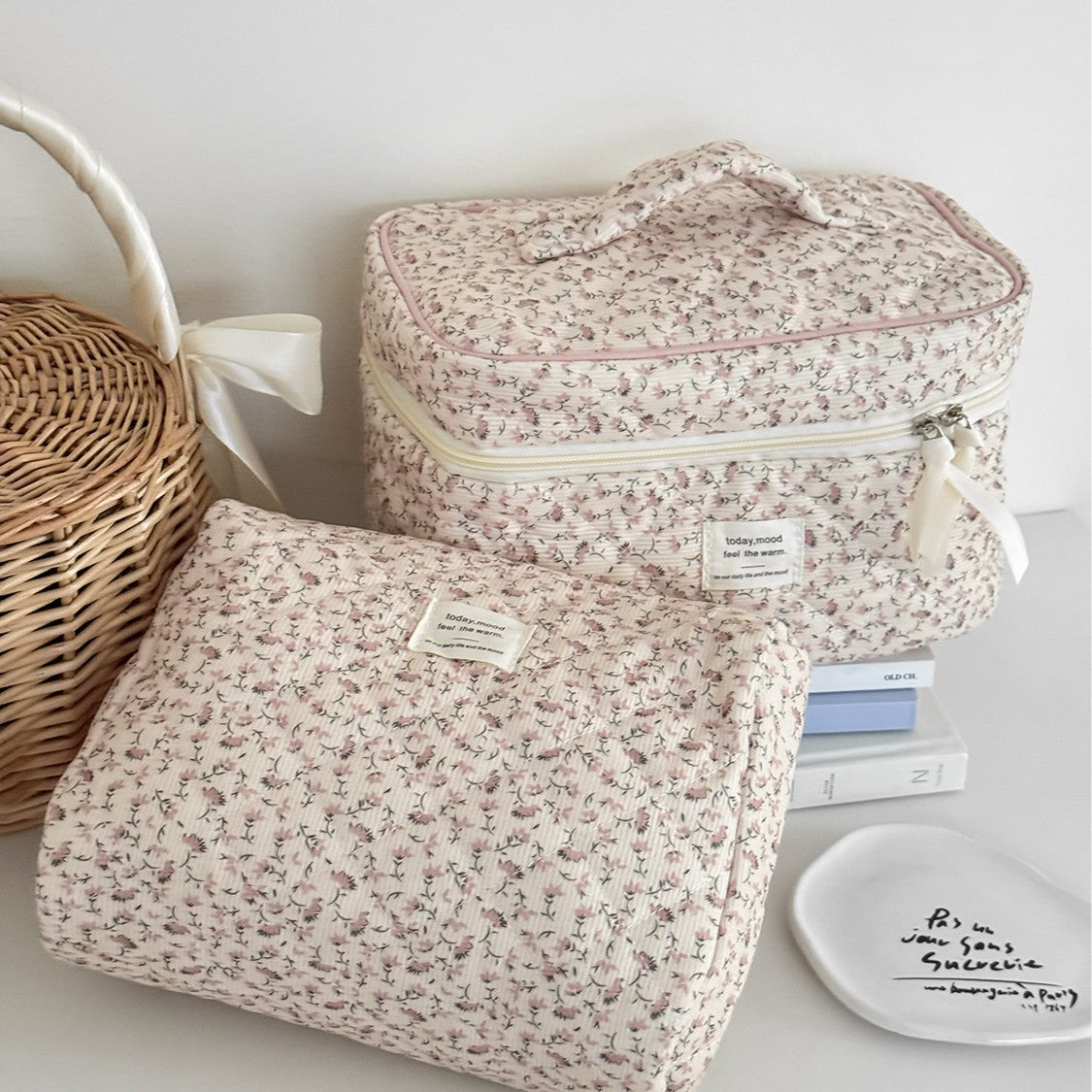 Multifunctional Corduroy Storage Bag With An All-over Floral Print