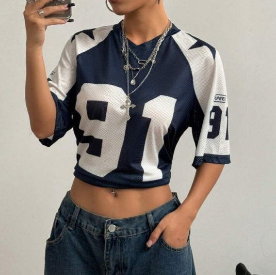 Sporty T-shirtjersey med mesh og tryk i kontrastfarver og korte ærmer
