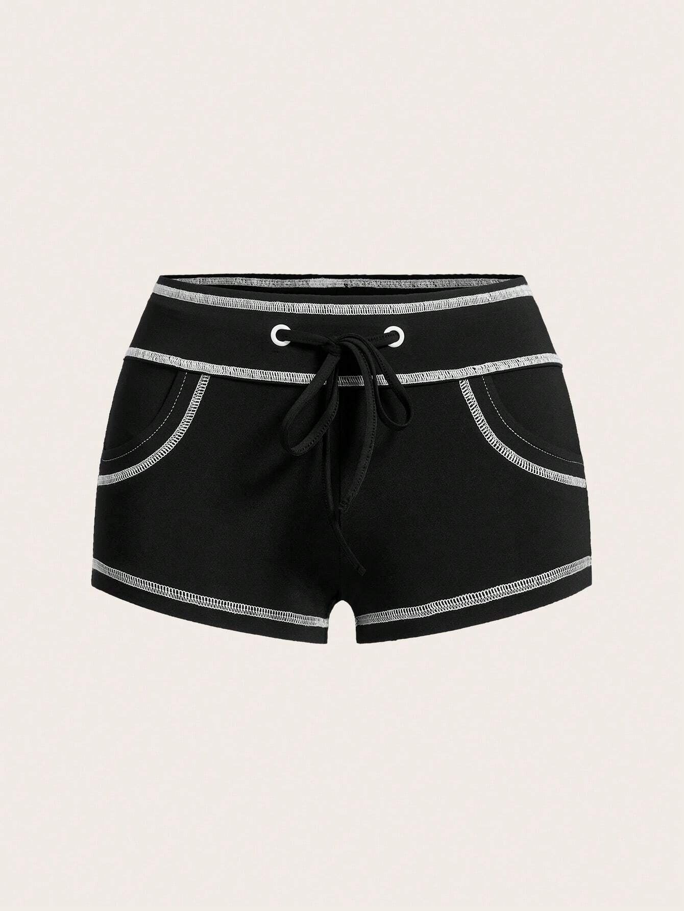 Hotpants med åbenmasket design og snørelukning i lav talje