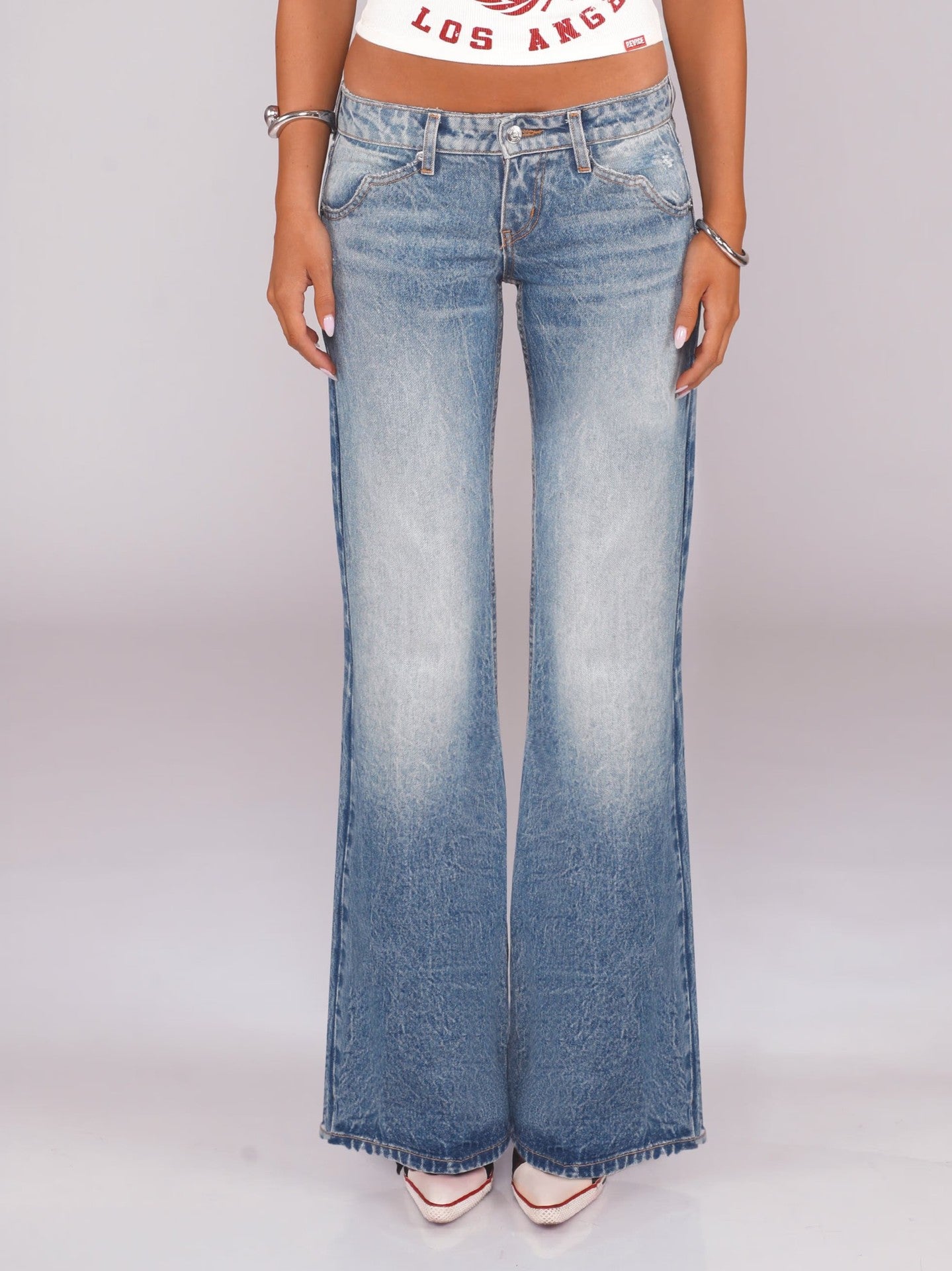 Flared denimjeans med et retro Y2K-vibe og en vasket og slidt finish for et cool og råt look