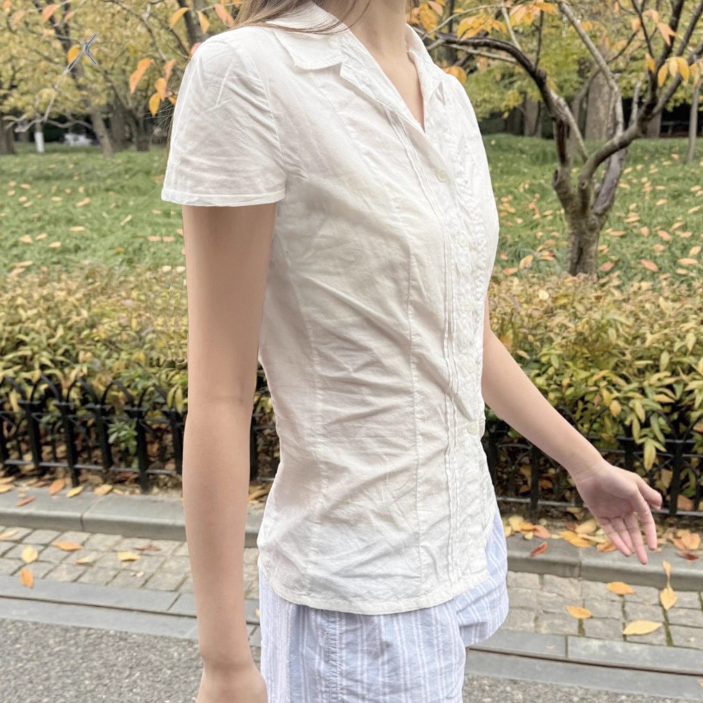 Koreansk universitetsstil basic style skjorte med skuldre og talje der fremhæves