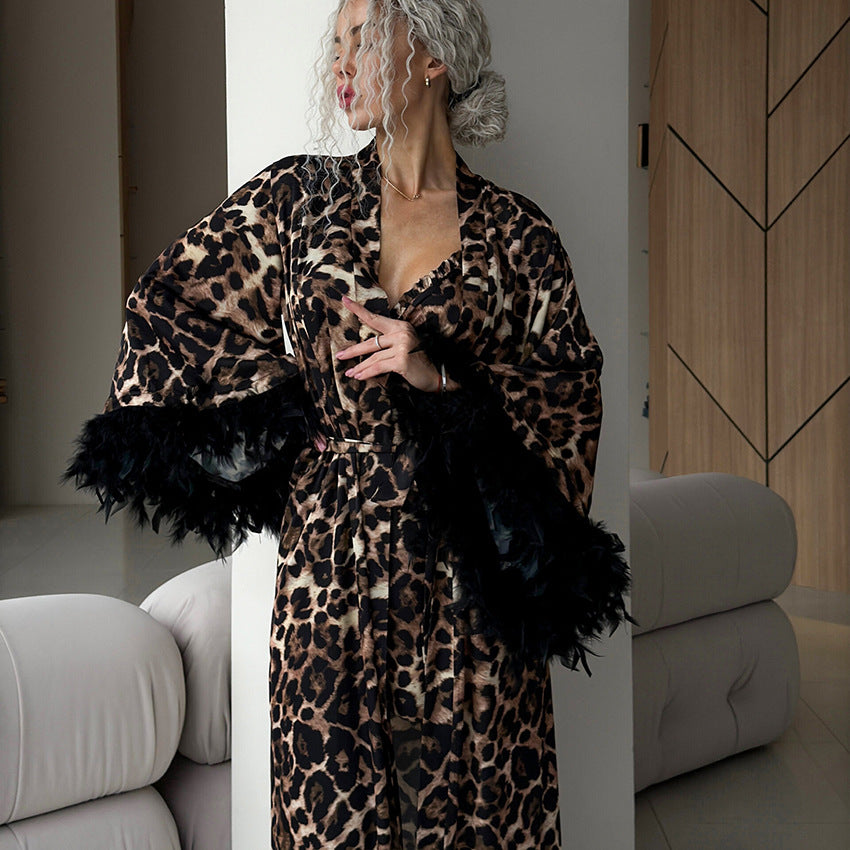 Nyt Løstsiddende Behageligt Og Åndbart Pyjamassæt Med Leopardprint Og Fjerdetaljer