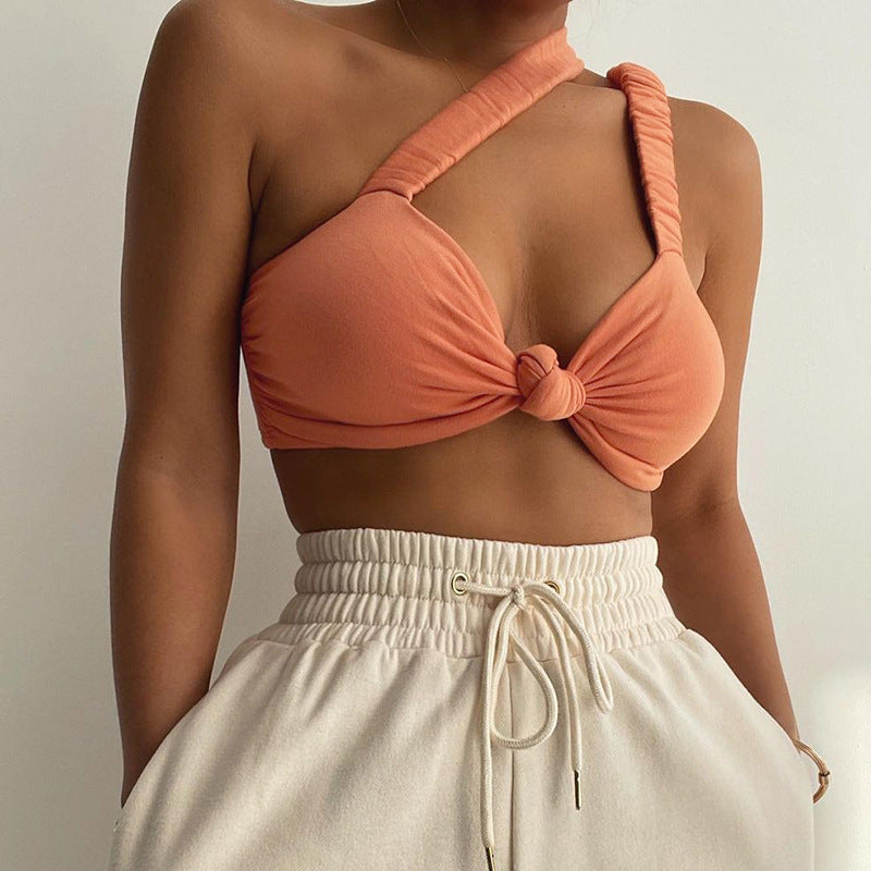 Ensfarvet patchwork crop top med snoet design og tynde stropper