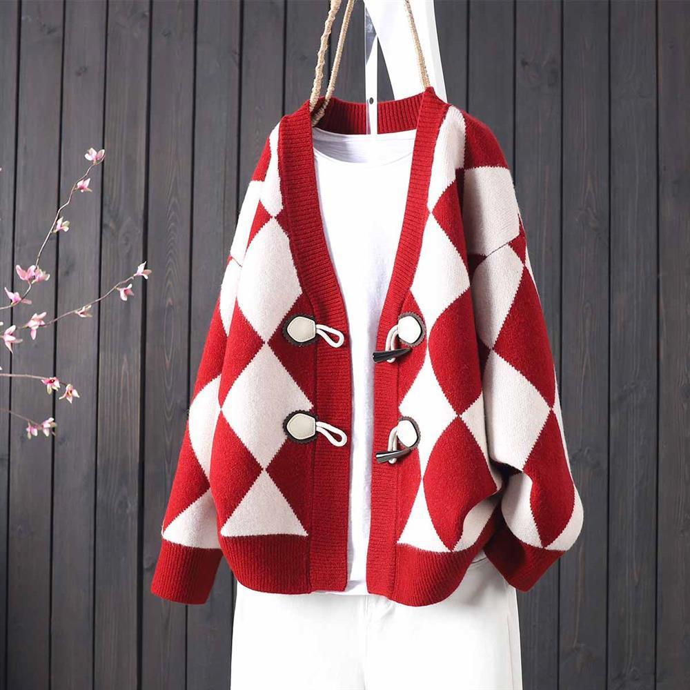 Plus Size Diamond-shaped Single Row Horn Button Knitted Top