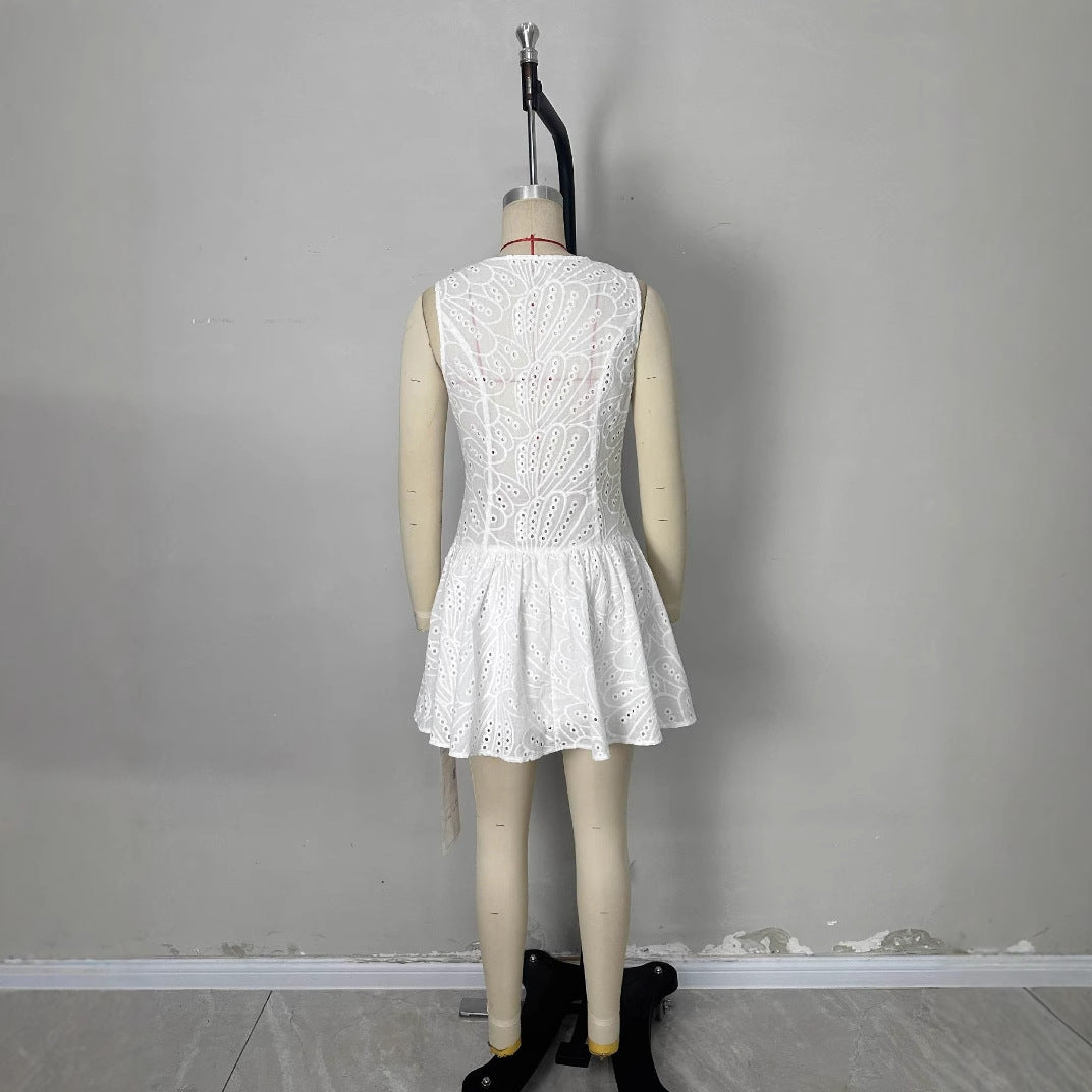 Sleek Form-fitting Sleeveless Single-breasted Dress