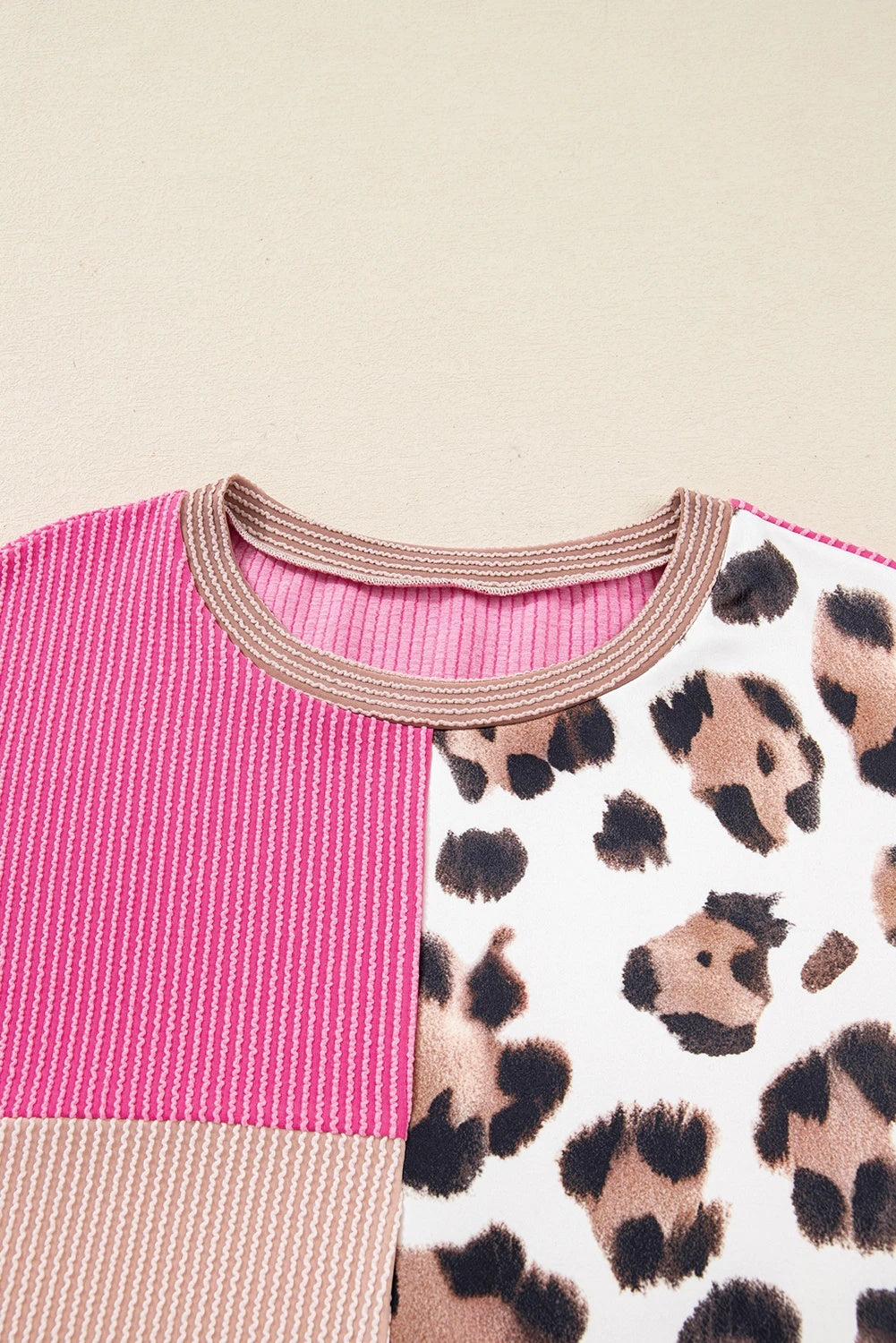 Dame langærmet top med rund hals, rib og farveblok med leopardprint