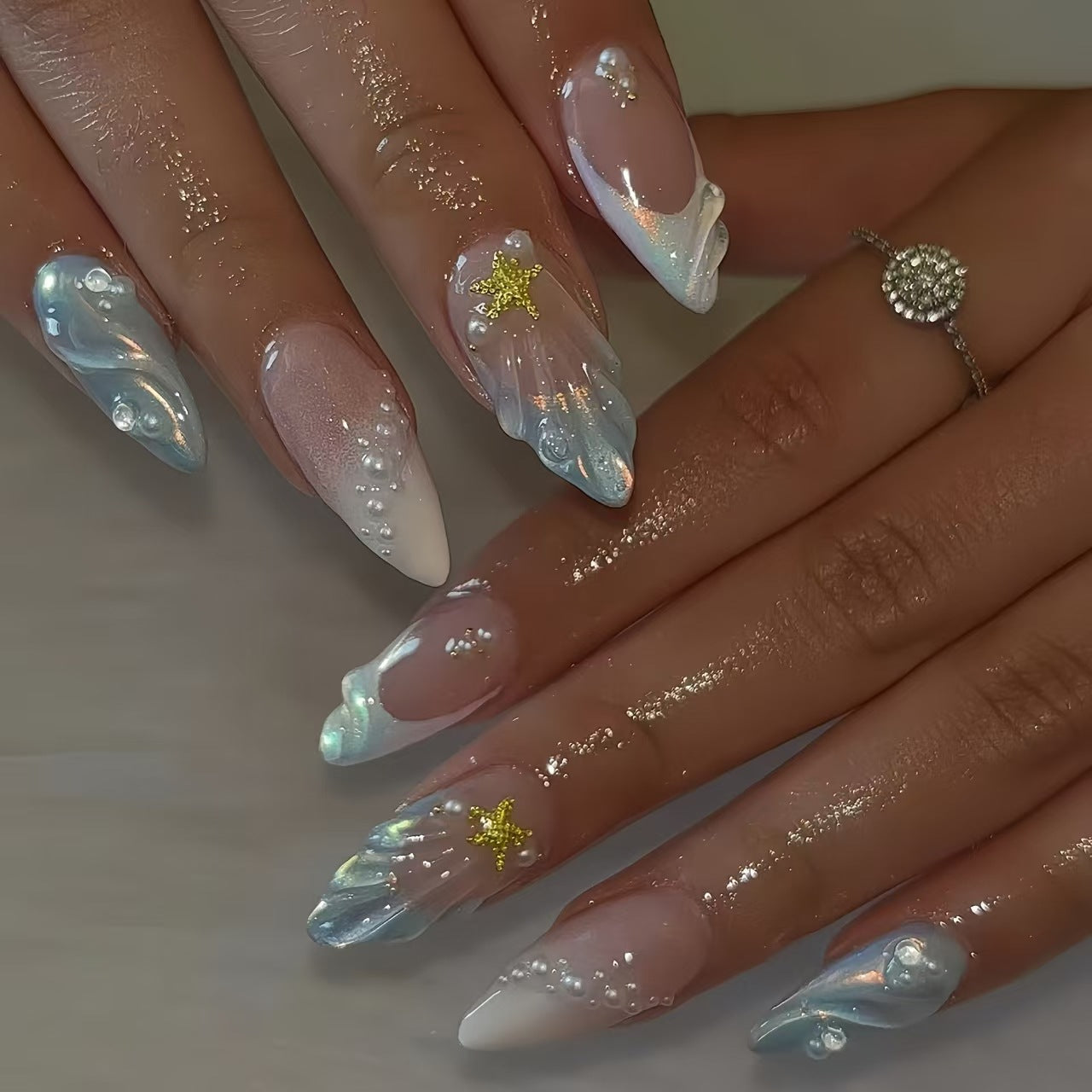 Fashion Ocean Series Mandelformede Negle 3D Perle Guld STJERNE Iført Negl