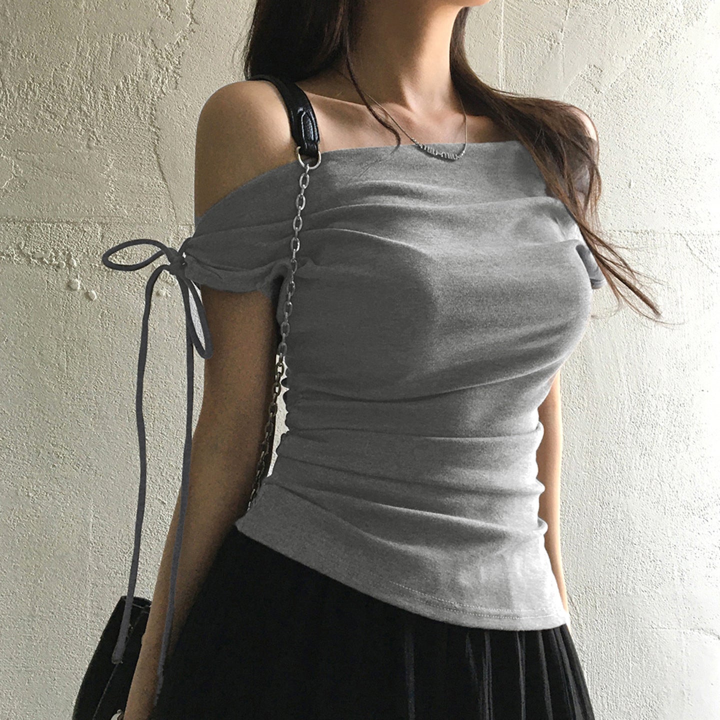 New Slimming Figure-flattering T-shirt With A Soft Off-the-shoulder Design And Shirred Detailing