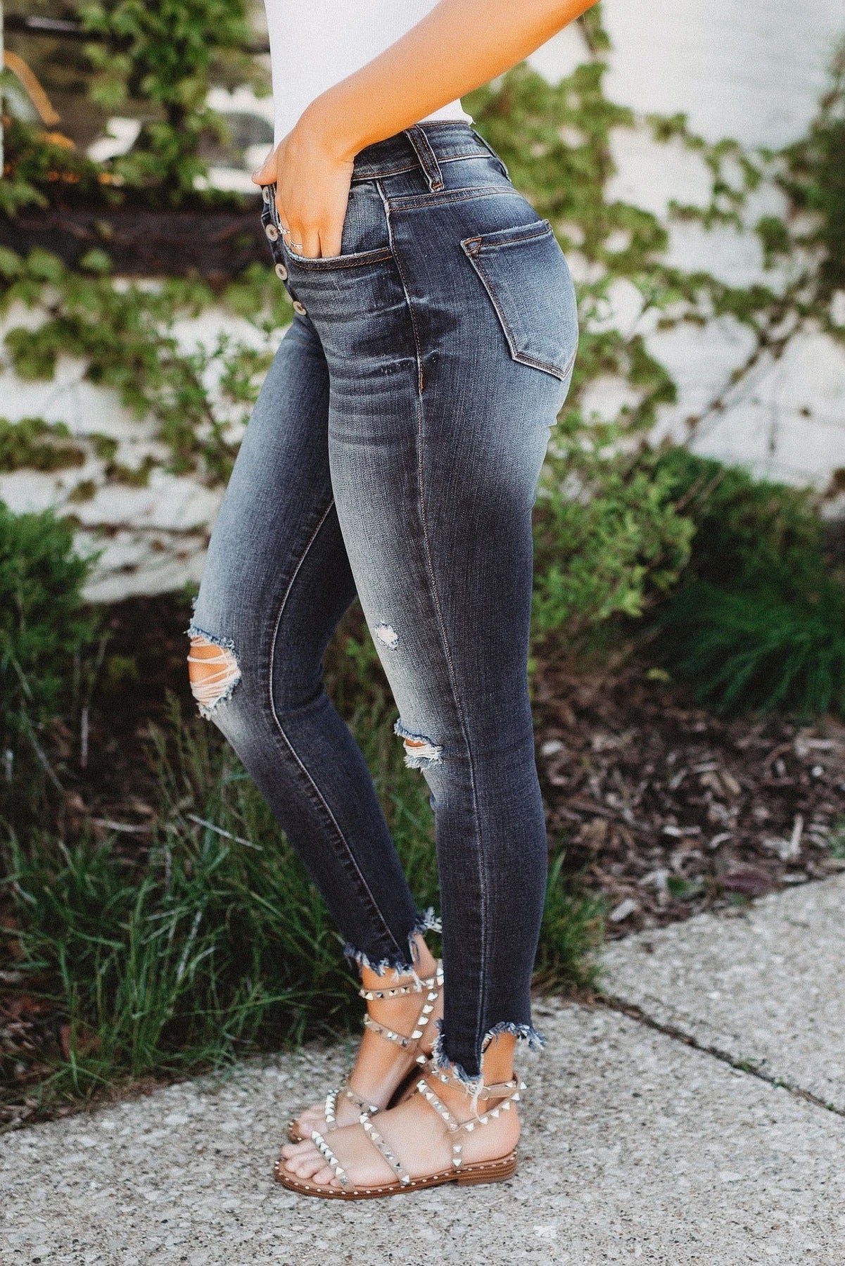 Nye høj-elastiske ripped jeans til kvinder med knapper, slim-fit og medium talje
