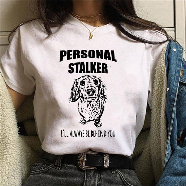Dame T-shirt med print af gravhund - Min personlige stalker - Sommer