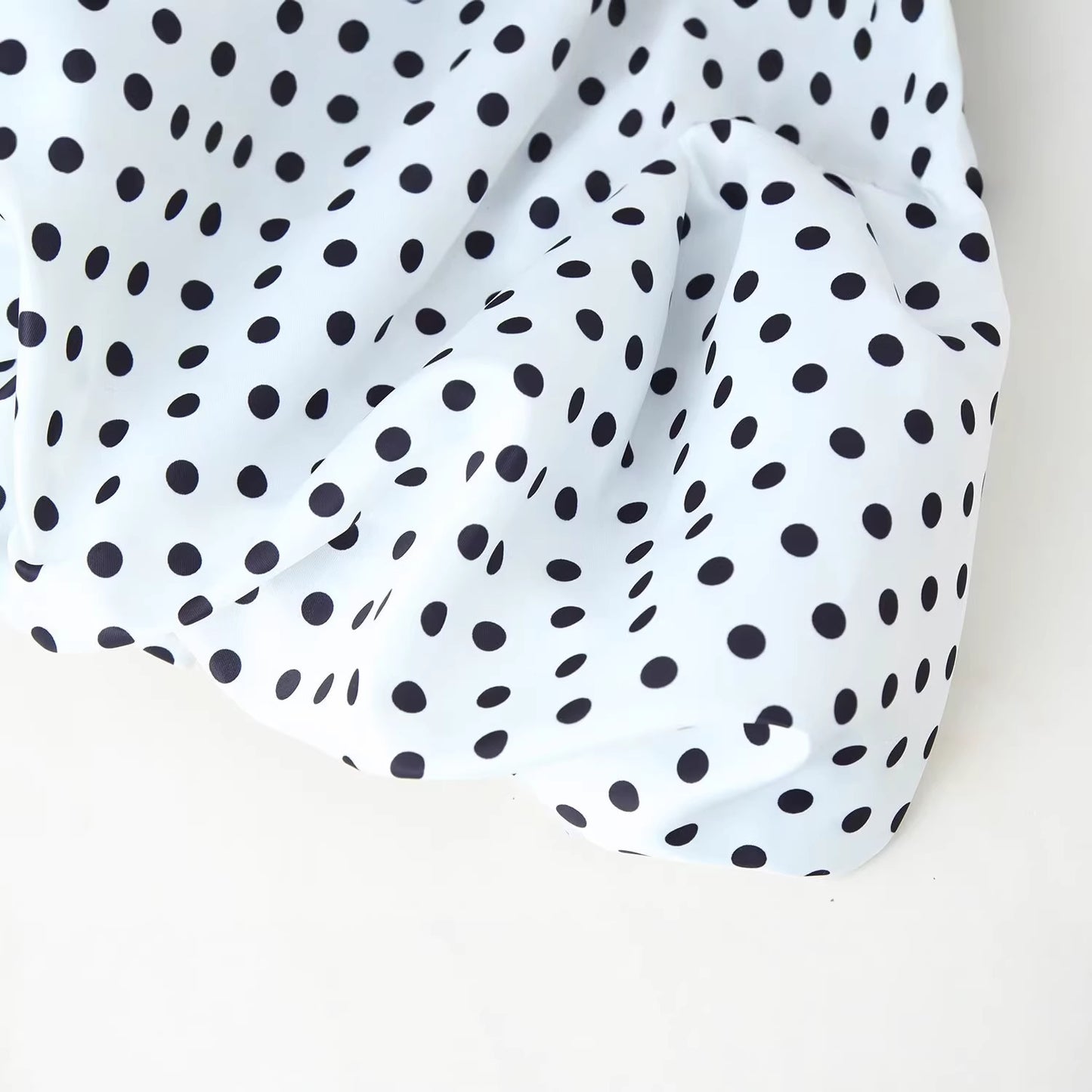 Splejset prikket camisolekjole til kvinder