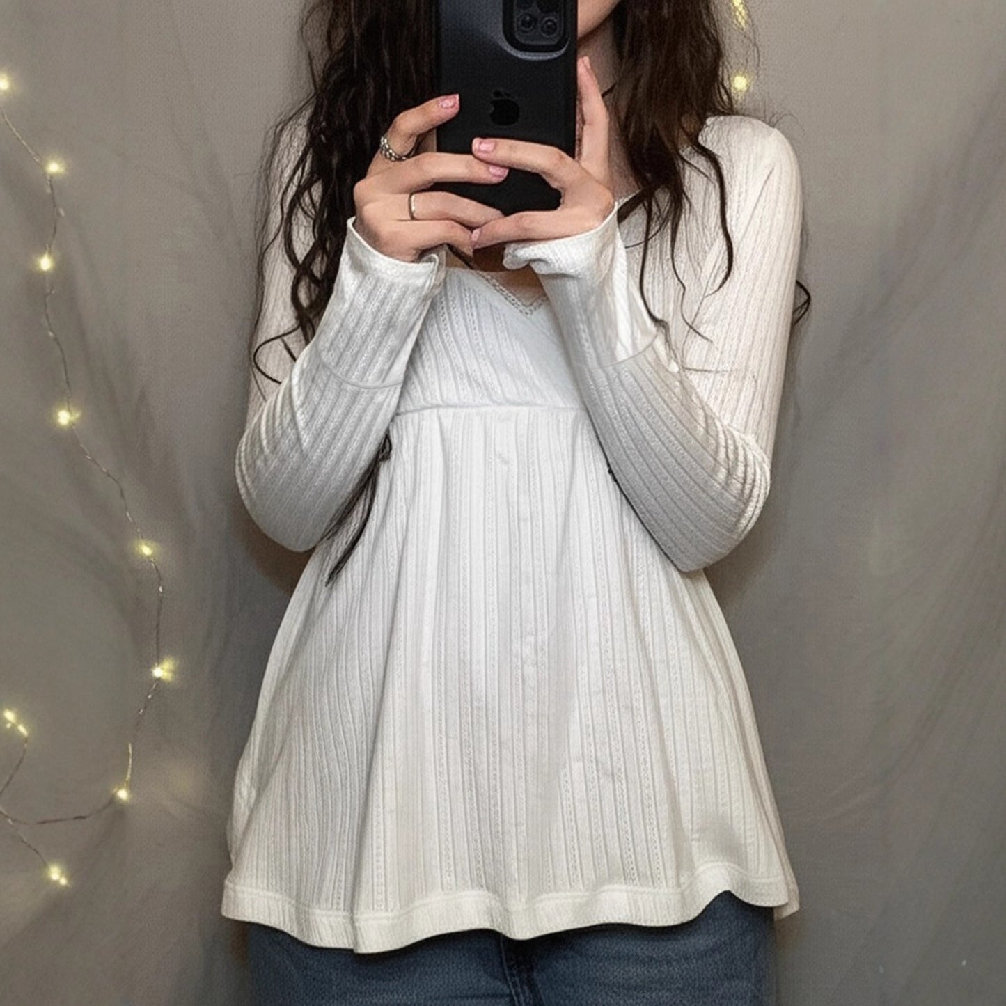 Figure-flattering V-neck Lace-panel Long Sleeves