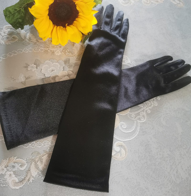 Sorte Satinstofhandsker Lange Taskefinger Aftenkjole Gallafotografering Smykker Hepburn Stil