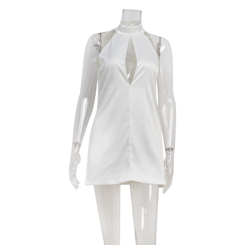 Elegant Sleeveless Halterneck Dress With A Minimalist Solid-color Design And A Cutout Detail At The Chest