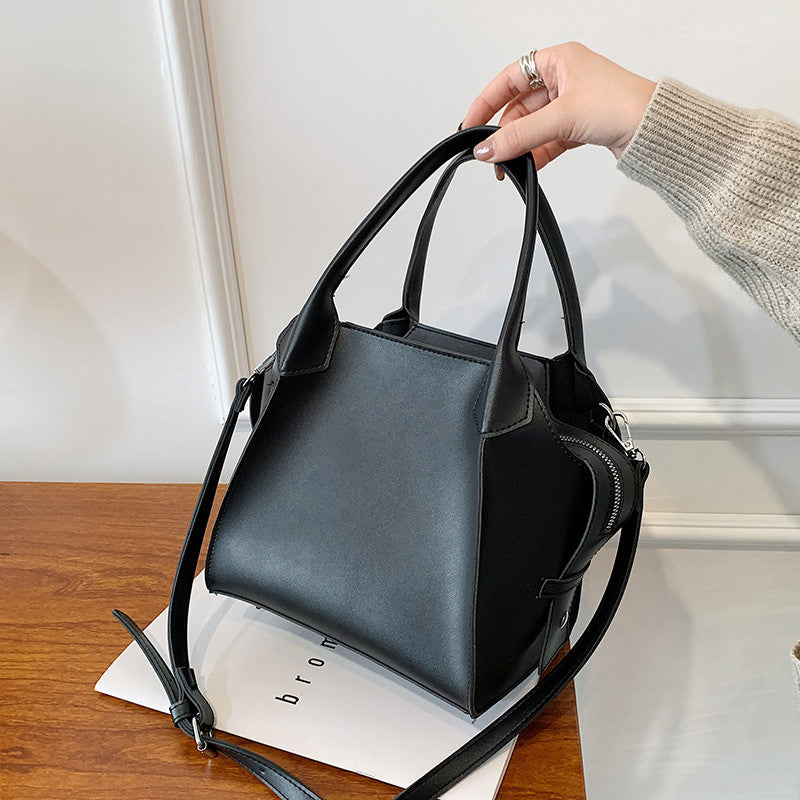 Design On The New Wing Bag Retro Shoulder Bag Female
