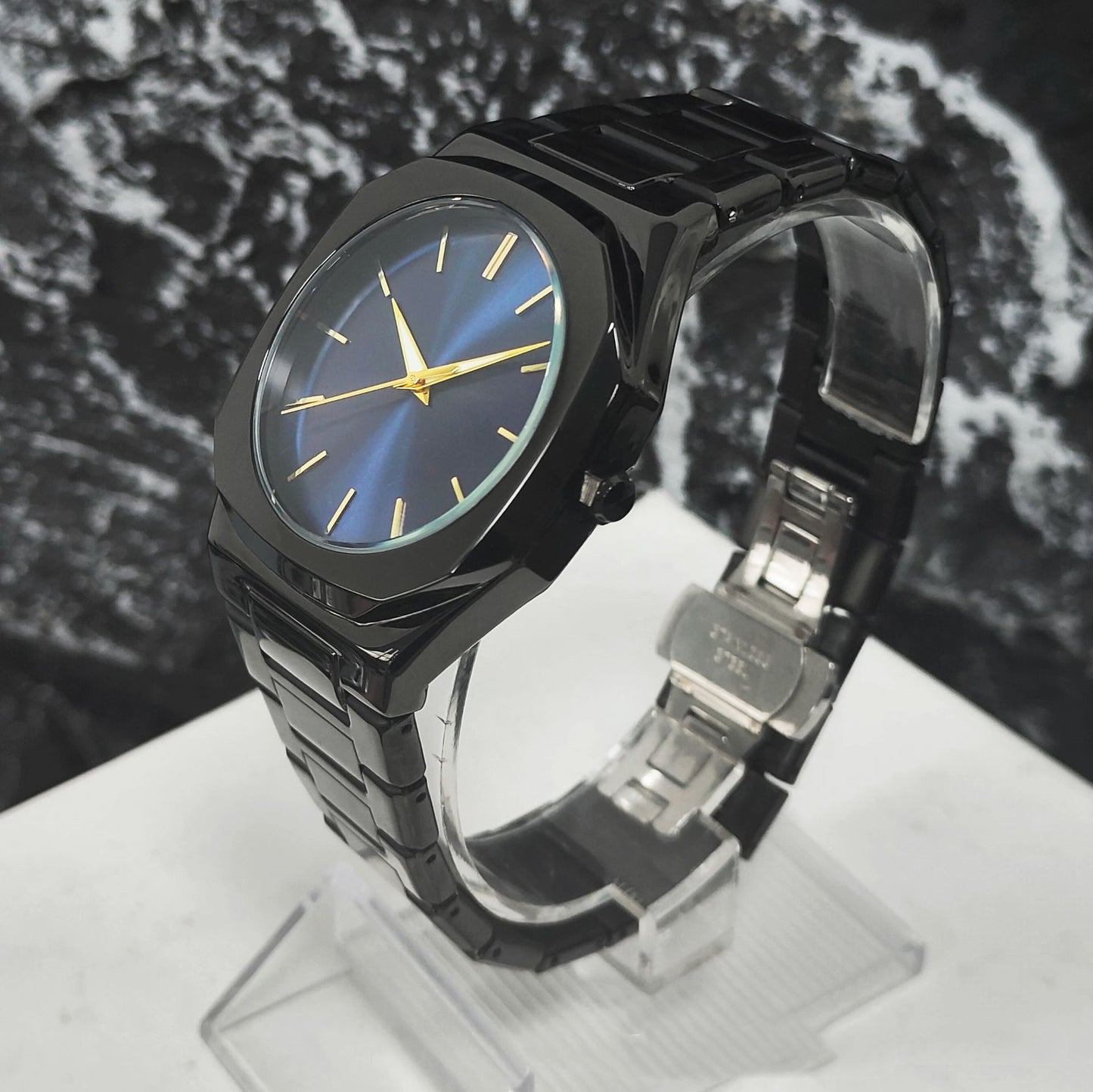 Mens Large-dial Stainless Steel Quartz Watch With A Luminous Night-time Display