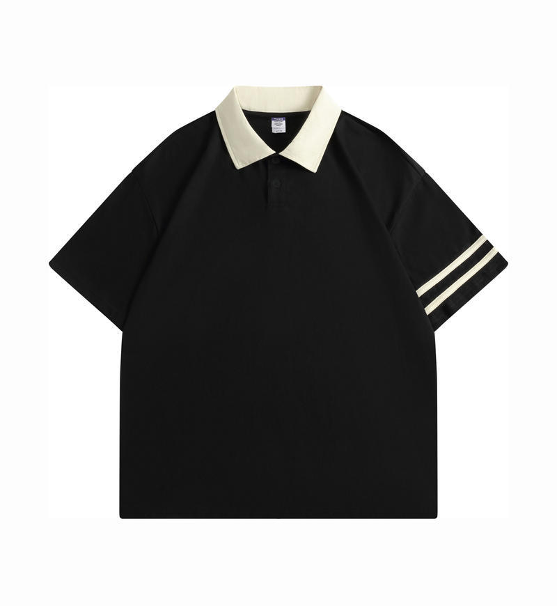 Retro kortærmet T-shirt med farvede syninger og ombukket hals