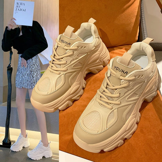 Lette sneakers med platform, rund tå og snørebånd