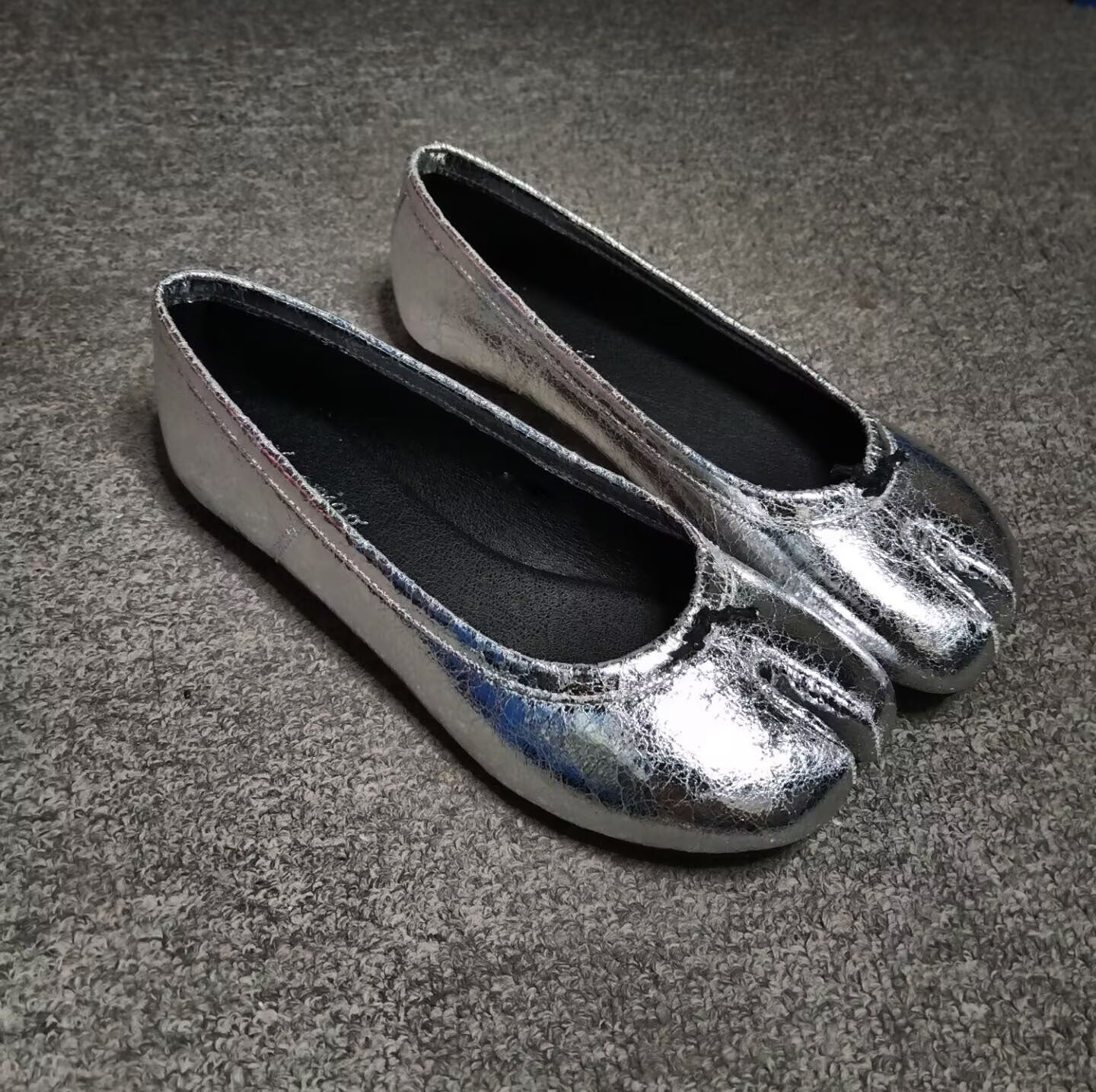 Split-toe Shoes With A Flat Sole Versatile Design And Silk Fabric For A Slimming Look
