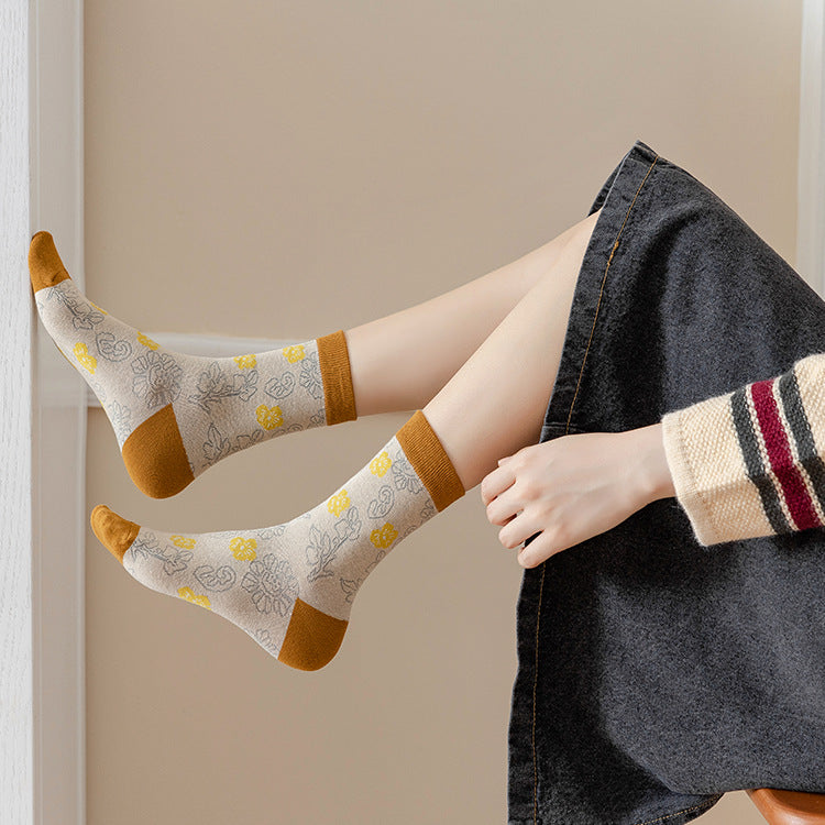 Women's Fashionable And Versatile Retro Mid-calf Socks
