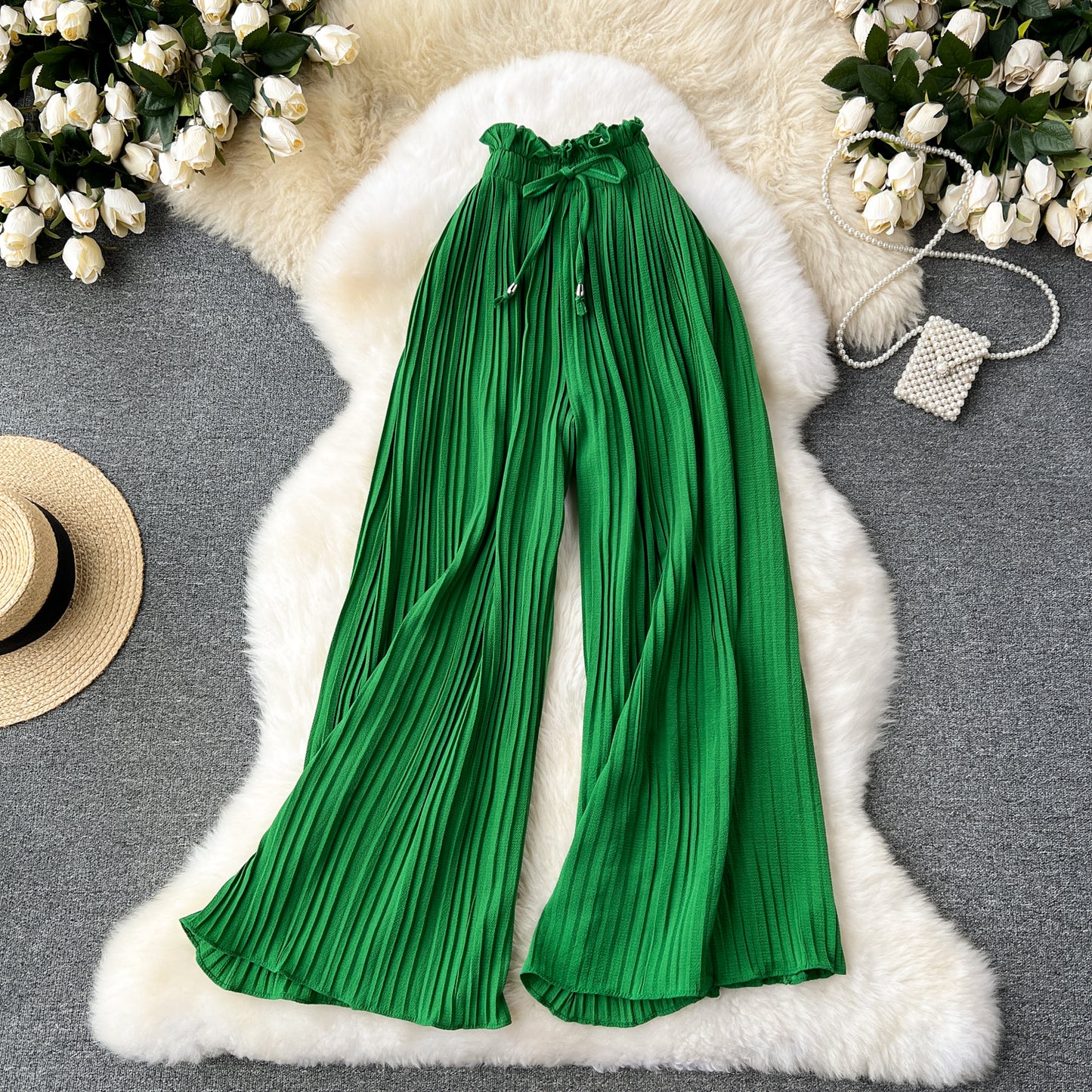 Slankende slim fit-bukser med draperende effekt, vide ben og plisseringer