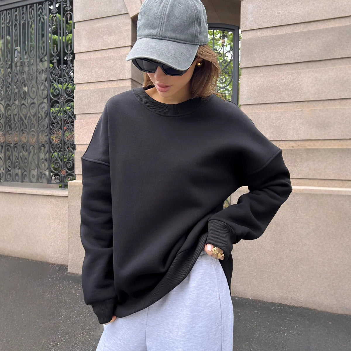 Moderigtig afslappet retro ensfarvet tyk sweatshirt med rund hals