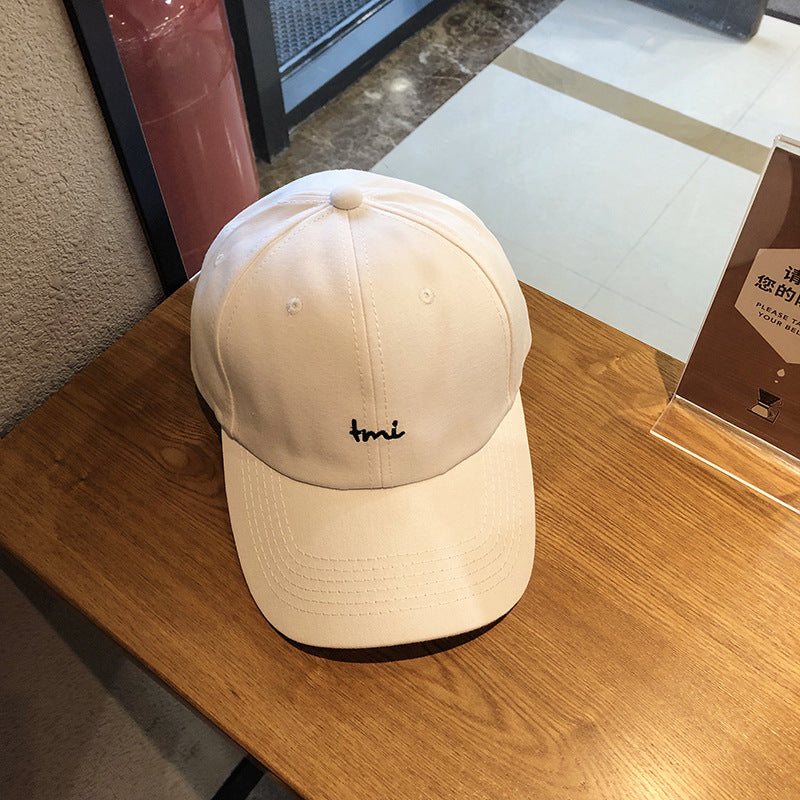 Moderigtig alsidig baseballkasket med broderede små bogstaver