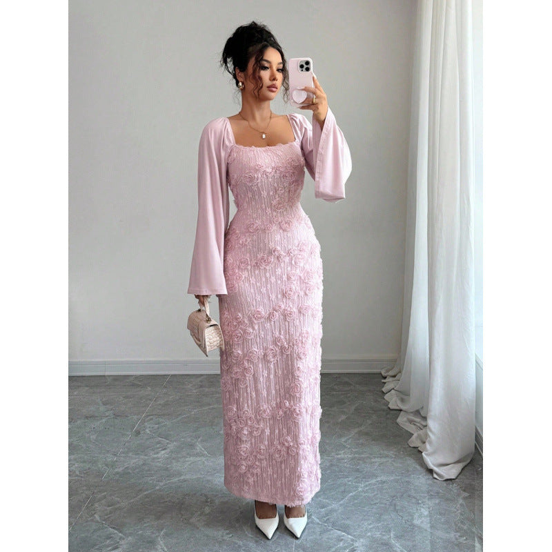 Fashionabel og elegant blomsterdekoreret langærmet kjole med firkantet halsudskæring og trompetærmer