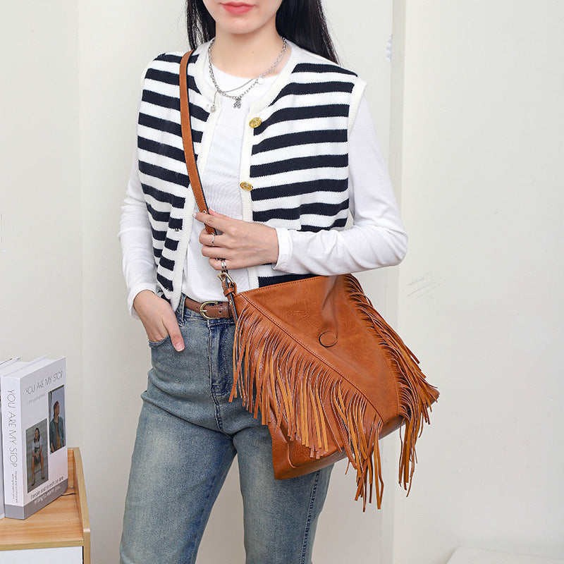 European And American Leisure Large Capacity Rivet Shoulder Messenger Bag For Women
