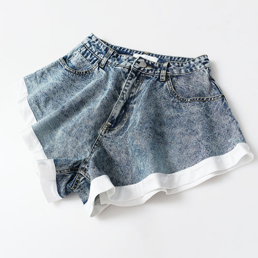 Hvide denimshorts med flæsekant