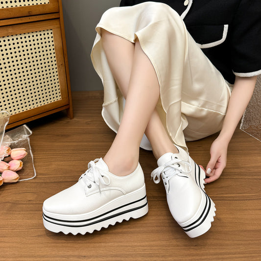 Pumps med snøre, firkantet tå og plateau i britisk brogue-stil