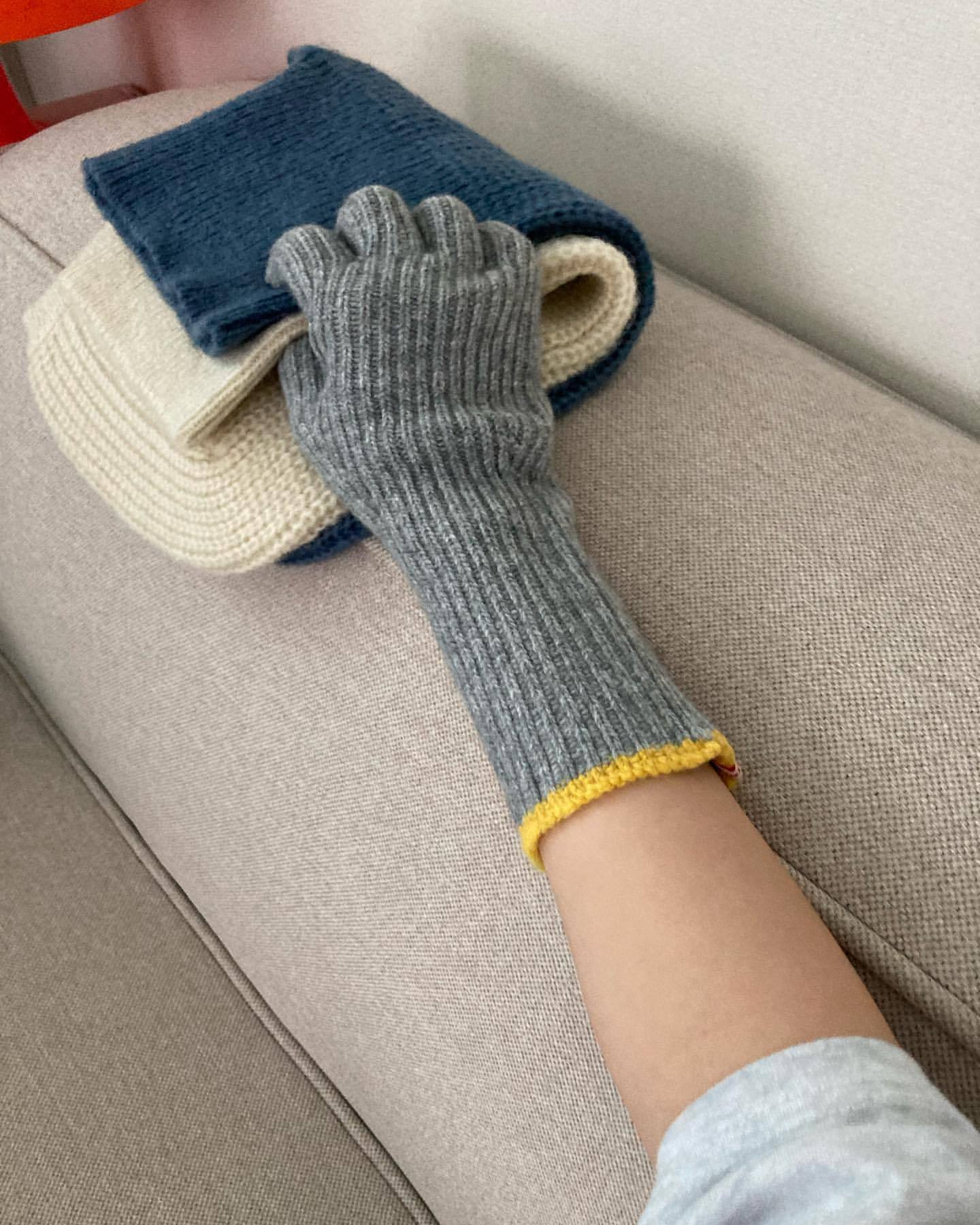 Strikkede Femfingerhandsker i Kontrastfarvet Uld