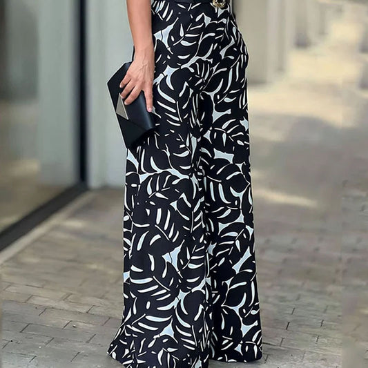 Sommerlig, elegant og moderigtig ærmeløs jumpsuit med halv rullekrave, print, hulmønster og snøret vidde ben