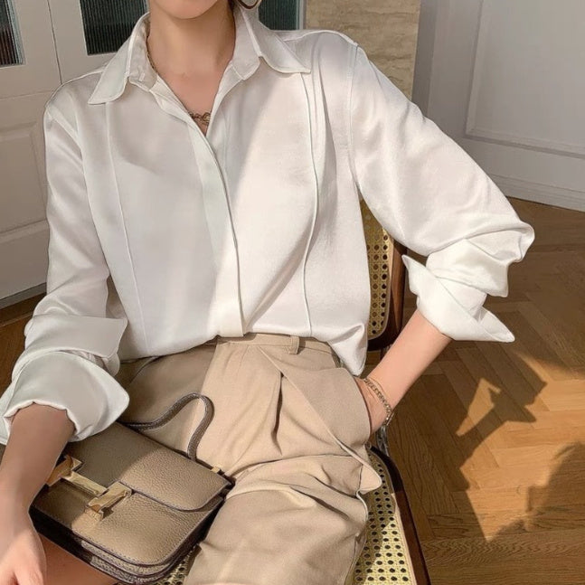 Elegant hvid dameskjorte i triacetat-satin