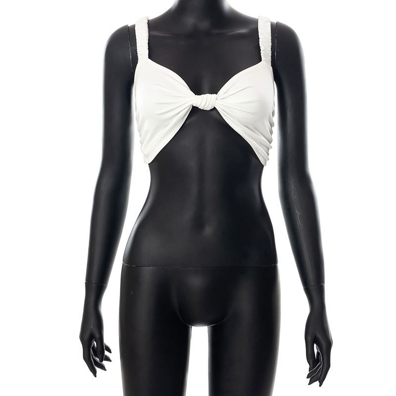 Ensfarvet patchwork crop top med snoet design og tynde stropper