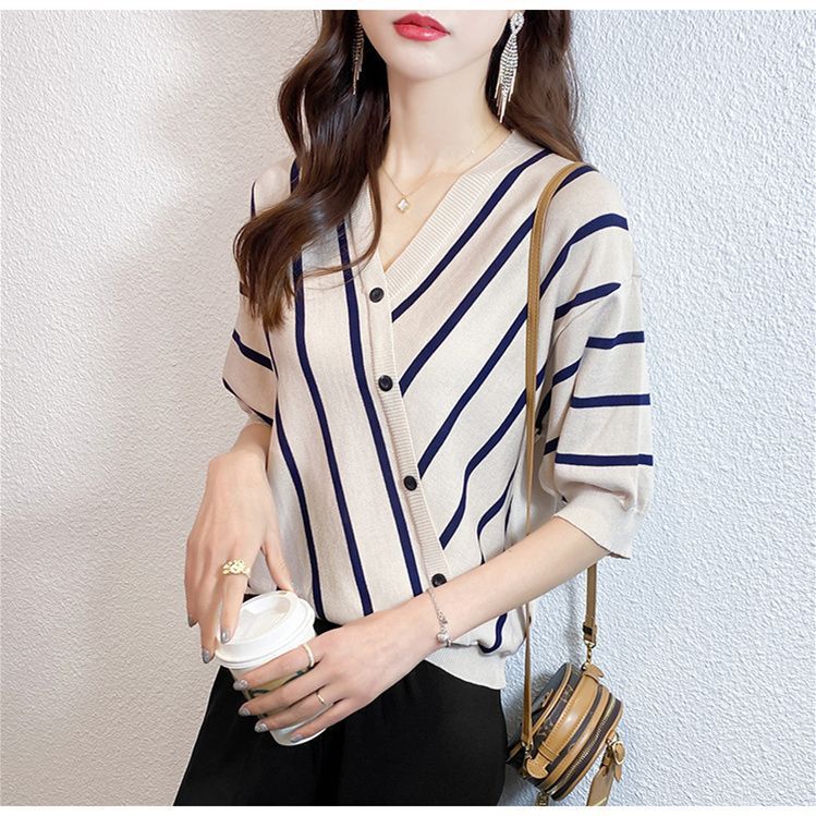 High-quality V-neck Knit Top Thats Loose-fitting And Slimming