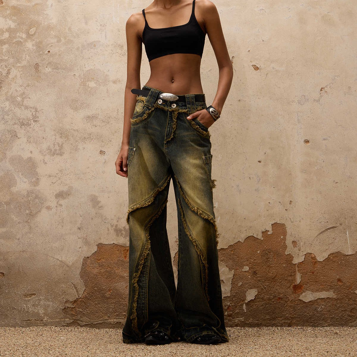 Fluid-structured Spliced Raw-edge Jeans