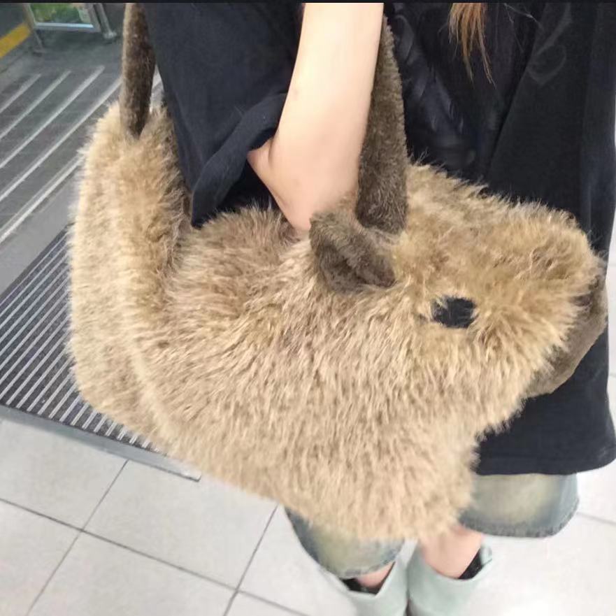 One-shoulder Large Capacity Plush Bag