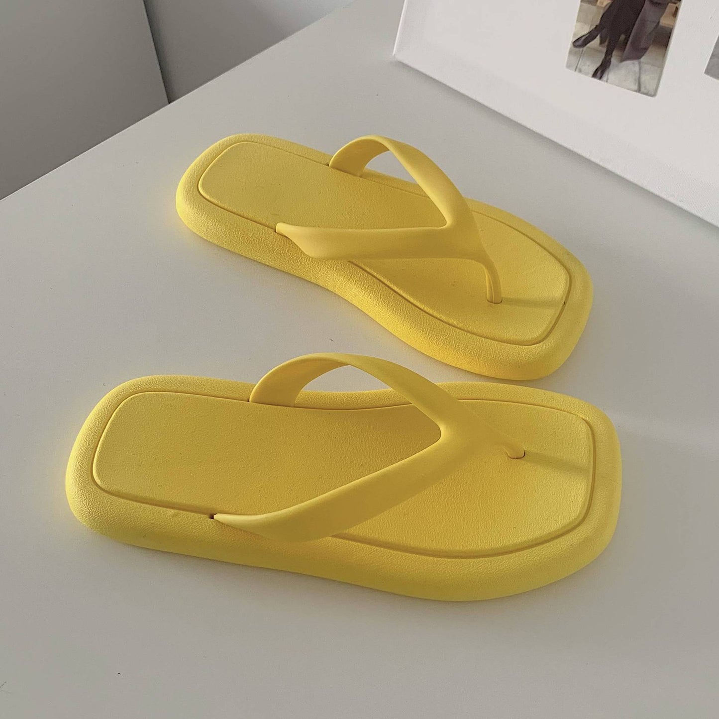 Ensfarvede flip-flops til kvinder med blød sål