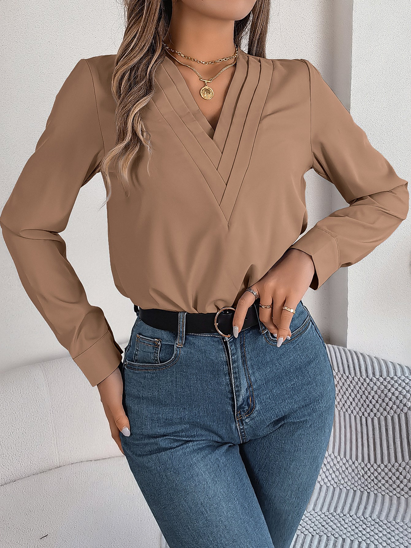 Elegant ensfarvet lagdelt V-halsbluse med lange ærmer