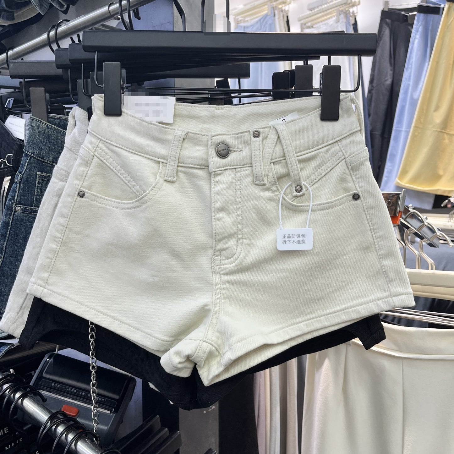 Børstede hvide højtaljede slim fit denimshorts