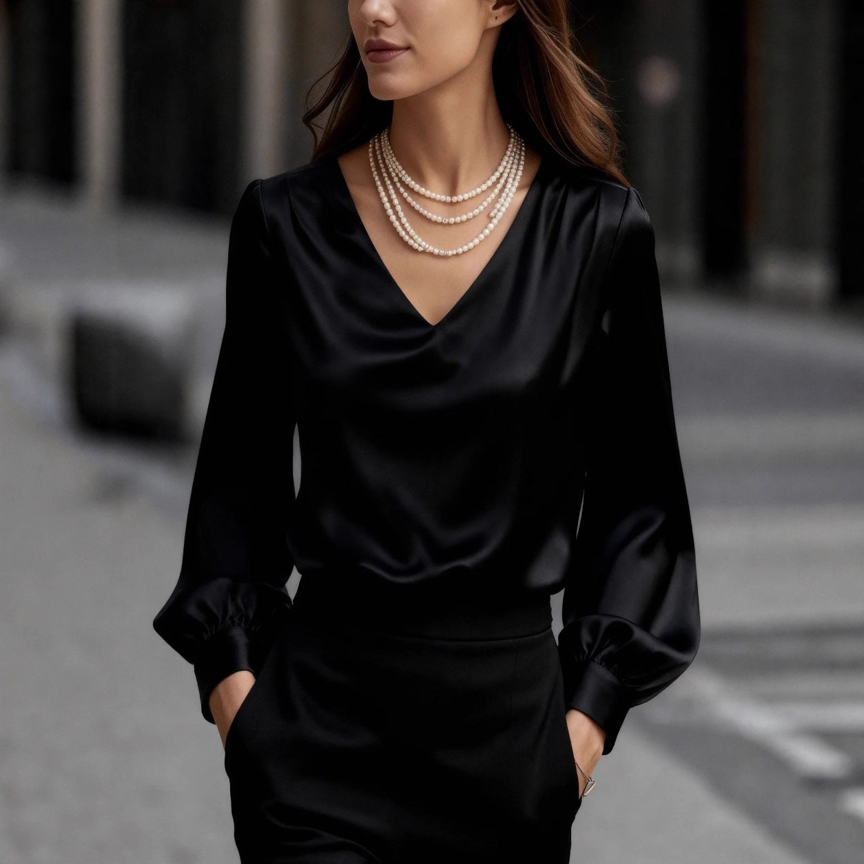 Fransk-inspireret elegant og sofistikeret satinbluse med lange ærmer, pufærmer og V-hals