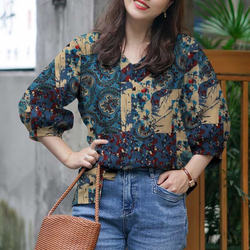 Womens Stylish V-neck Top With Three-quarter-length Sleeves Featuring A Printed Design