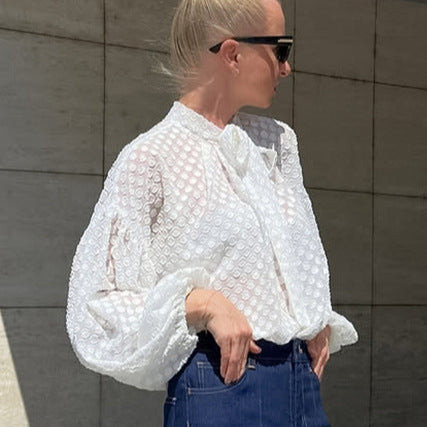 Elegant Langærmet Blondekjole med Prikker