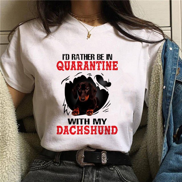 Dame T-shirt med print af gravhund - Min personlige stalker - Sommer