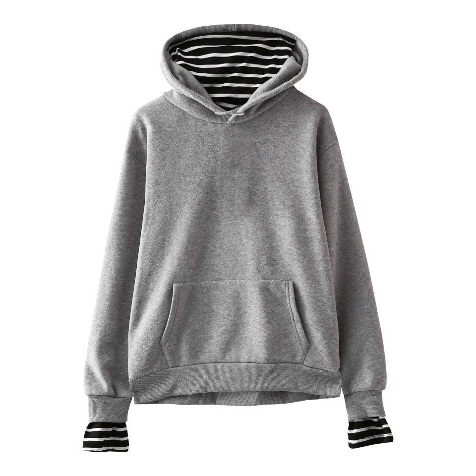 Ensfarvet, falsk todelt hættetrøje i fleece med stribede ærmer, koreansk stil, trendy hættetrøje, blank fake todelt