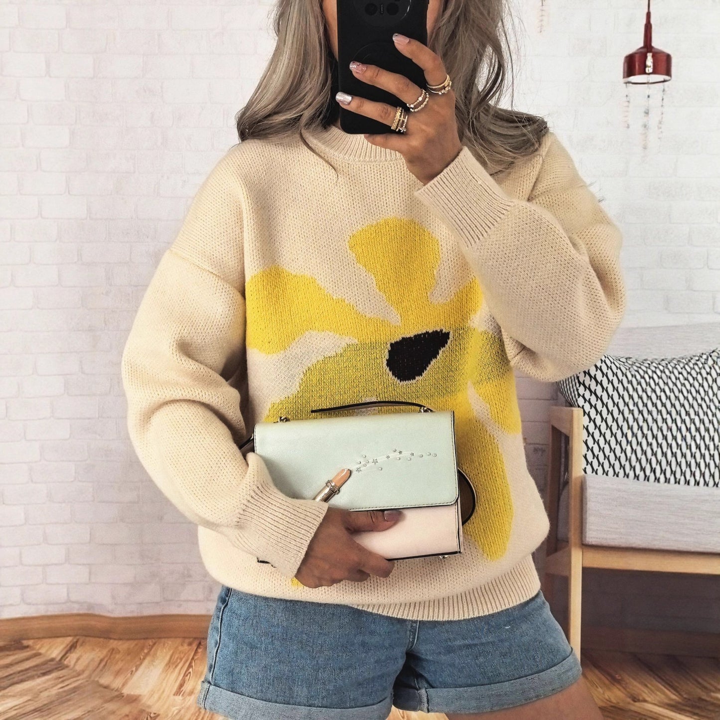 Afslappet løs strikket rundhalset sweater med store blomster jacquard og kontrastfarver
