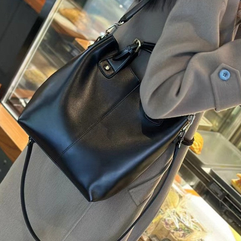 Large Capacity Vegetable Tanned Soft Leather One-shoulder Handbag