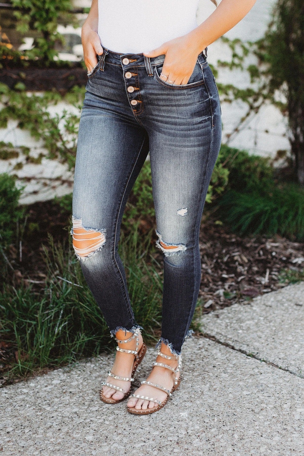 Nye høj-elastiske ripped jeans til kvinder med knapper, slim-fit og medium talje