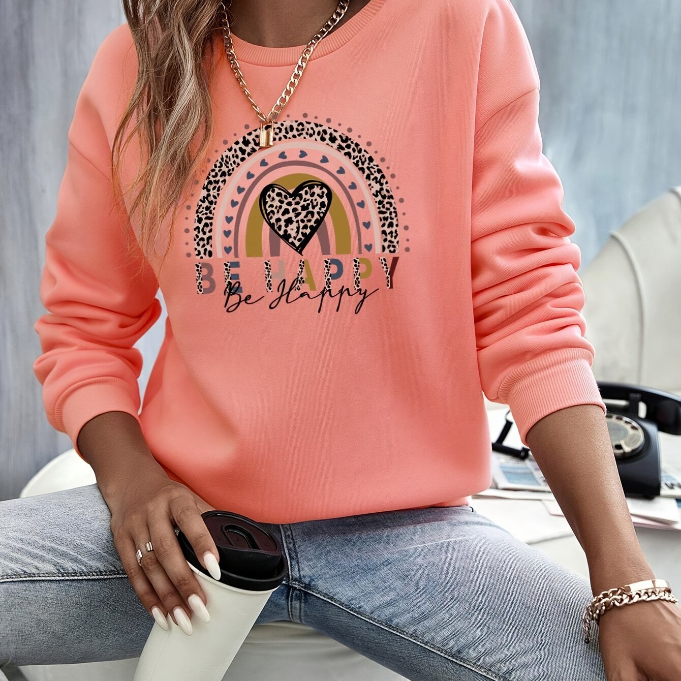 Langærmet sweater med kærlighedsmønster og rund hals
